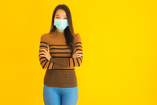 Portrait belle jeune femme asiatique avec masque dans de nombreuses actions pour se protéger du coronavirus ou covid19