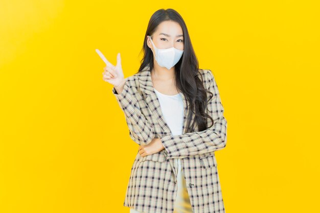 Portrait belle jeune femme asiatique avec masque pour protéger covid19 ou virus