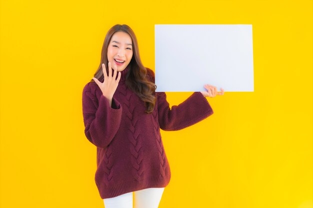 Portrait belle jeune femme asiatique montrer carton blanc vide