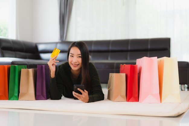 Portrait belle jeune femme asiatique avec panier et carte de crédit