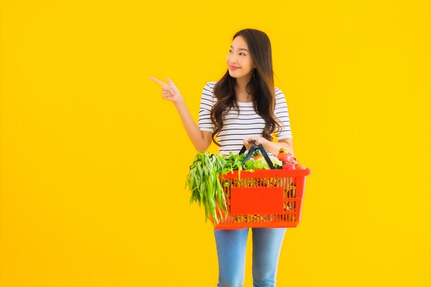 Portrait belle jeune femme asiatique avec panier d'épicerie panier de supermarché en centre commercial