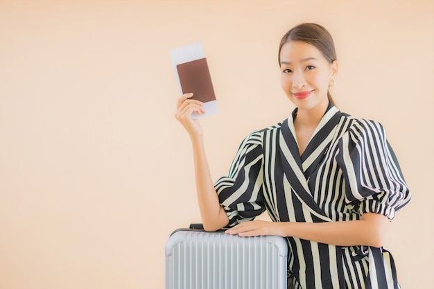 Portrait belle jeune femme asiatique avec passeport sac à bagages