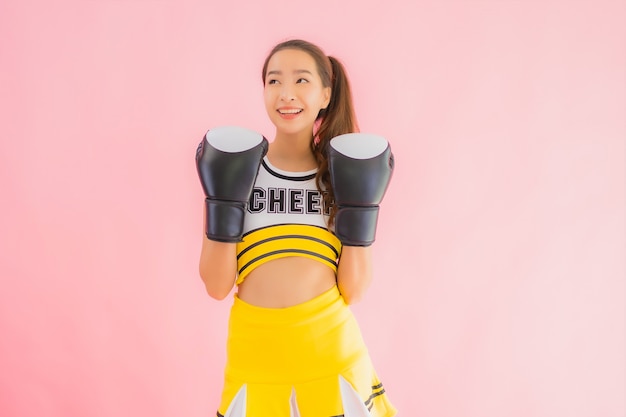 Portrait belle jeune femme asiatique pom-pom girl avec action de boxe