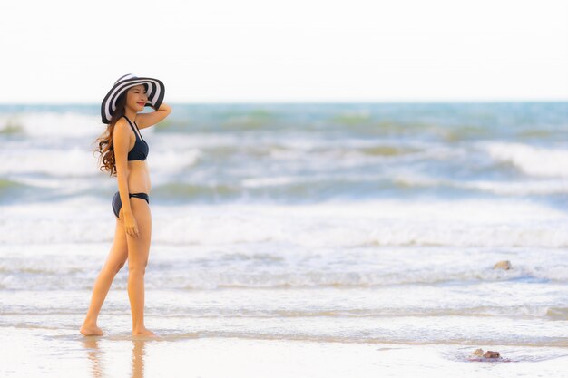 Portrait belle jeune femme asiatique porter un bikini sur la mer