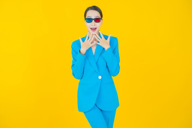 Portrait belle jeune femme asiatique porter des lunettes 3d sur jaune