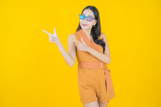 Portrait de belle jeune femme asiatique porter des lunettes 3d