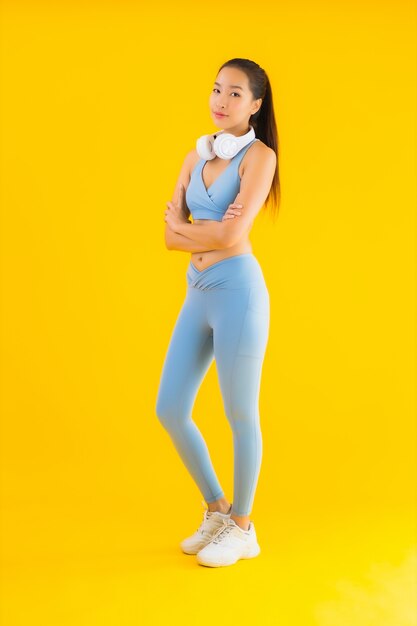 Portrait belle jeune femme asiatique porter des vêtements de sport avec téléphone intelligent