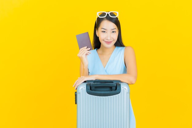 Portrait belle jeune femme asiatique avec sac à bagages et passeport prêt pour le voyage