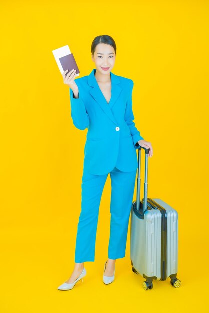Portrait belle jeune femme asiatique avec sac à bagages et passeport prêt pour le voyage