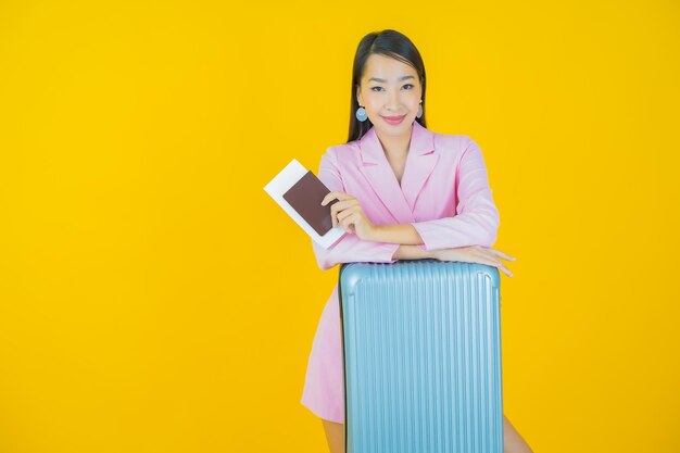 Portrait belle jeune femme asiatique avec sac à bagages et passeport prêt pour le voyage