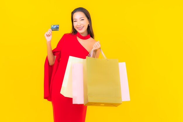 Portrait belle jeune femme asiatique avec sac à provisions et carte de crédit