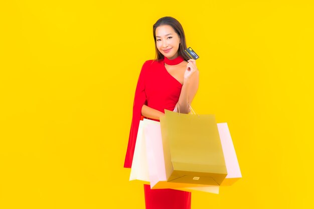 Portrait belle jeune femme asiatique avec sac à provisions et carte de crédit