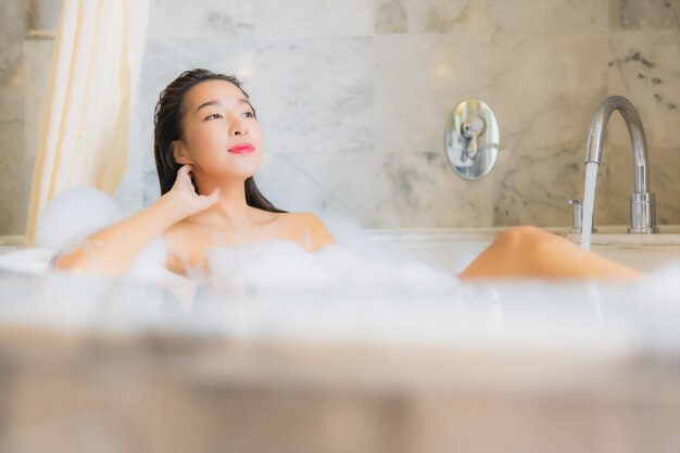 Portrait belle jeune femme asiatique se détend prendre un bain