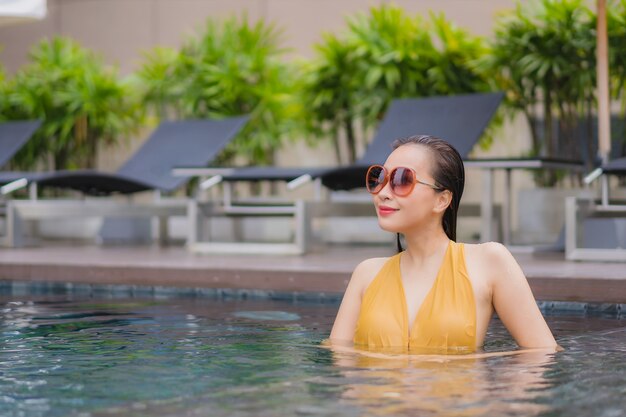 Portrait belle jeune femme asiatique se détendre les loisirs autour de la piscine