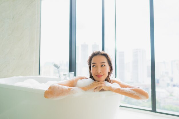 Portrait belle jeune femme asiatique se détendre et loisirs dans la baignoire