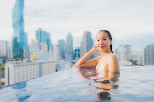 Portrait belle jeune femme asiatique se détendre loisirs sourire heureux autour de la piscine extérieure