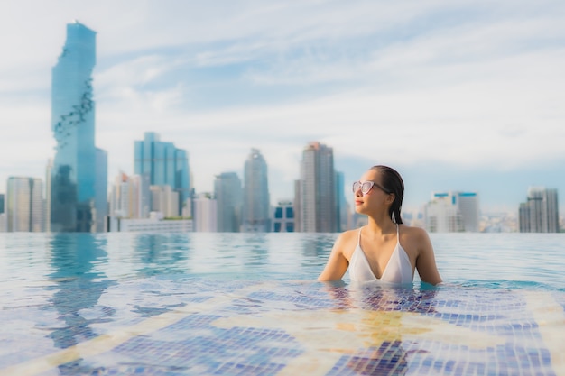 Portrait belle jeune femme asiatique se détendre loisirs sourire heureux autour de la piscine extérieure