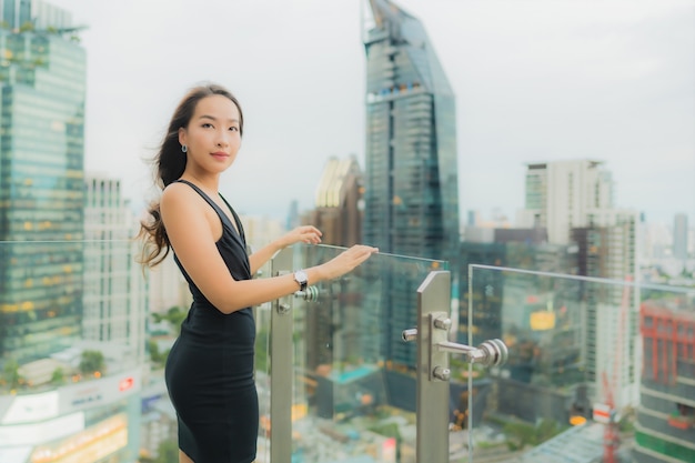 Portrait belle jeune femme asiatique se détendre profiter du restaurant sur le toit