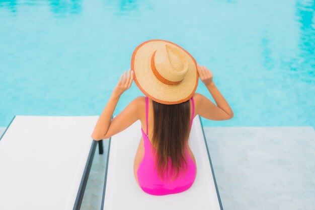 Photo gratuite portrait belle jeune femme asiatique se détendre sourire autour de la piscine extérieure dans l'hôtel resort