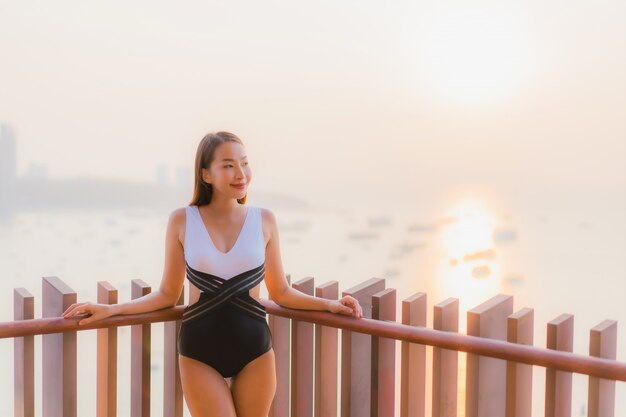 Portrait belle jeune femme asiatique se détendre sourire heureux autour de balcon avec vue sur la ville de Pattaya