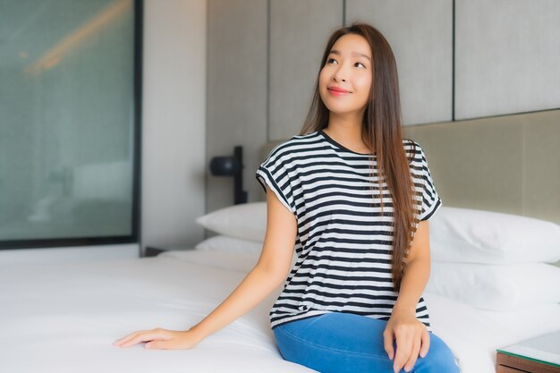 Portrait belle jeune femme asiatique se détendre sourire heureux dans la chambre