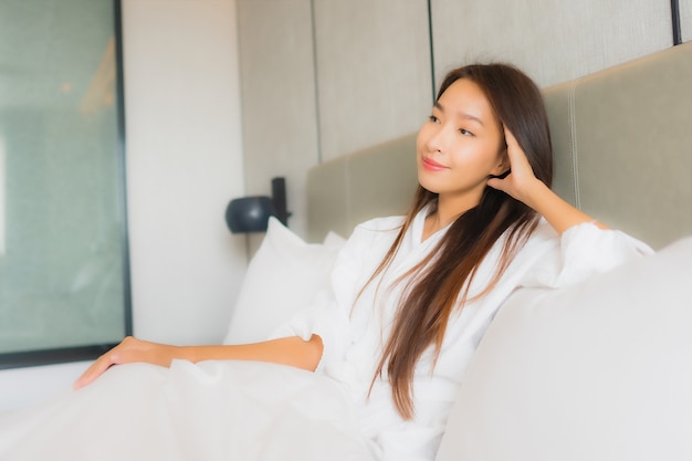 Portrait belle jeune femme asiatique se détendre sourire heureux dans la chambre