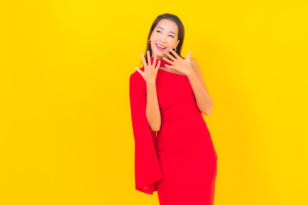 Portrait belle jeune femme asiatique sourire avec action