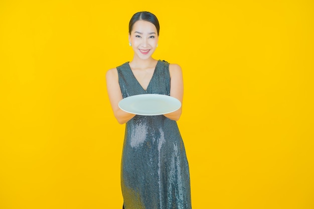 Portrait Belle Jeune Femme Asiatique Sourire Avec Assiette Vide Sur Jaune