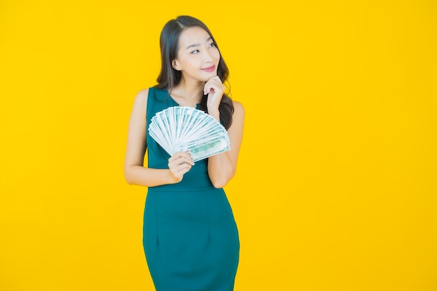 Portrait Belle Jeune Femme Asiatique Sourire Avec Beaucoup D'argent Et D'argent Sur Jaune