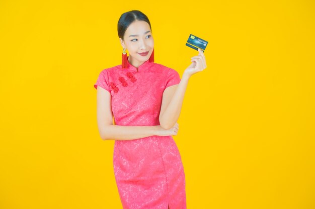 Portrait Belle Jeune Femme Asiatique Sourire Avec Carte De Crédit Sur Fond De Couleur