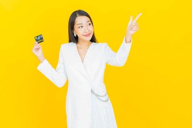 Portrait belle jeune femme asiatique sourire avec carte de crédit