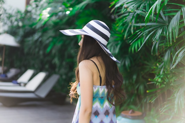 Portrait belle jeune femme asiatique sourire et heureux autour d&#39;un jardin en plein air