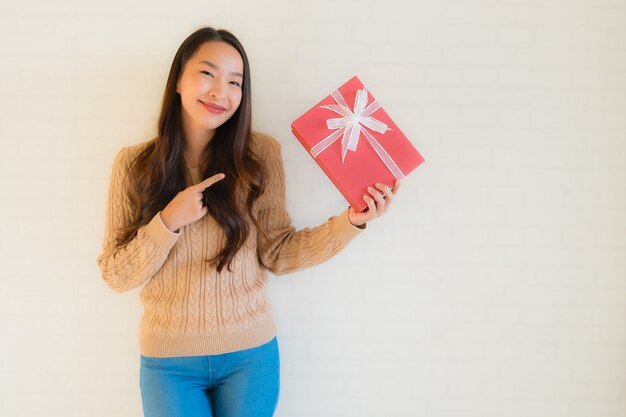 Portrait belle jeune femme asiatique sourire heureux avec boîte-cadeau