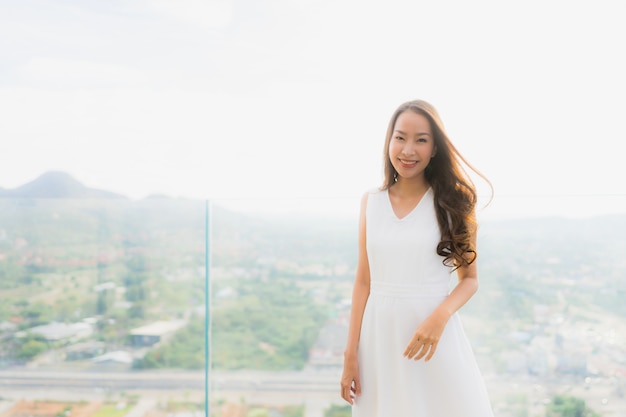 Portrait belle jeune femme asiatique sourire heureux et n&#39;hésitez pas