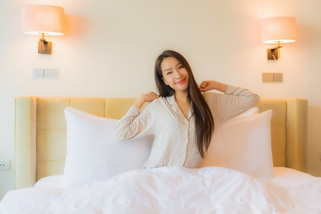 Portrait belle jeune femme asiatique sourire heureux se détendre sur le lit