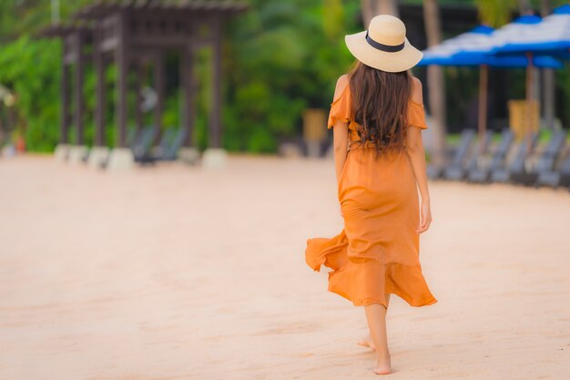 Portrait belle jeune femme asiatique sourire heureux se détendre sur la mer