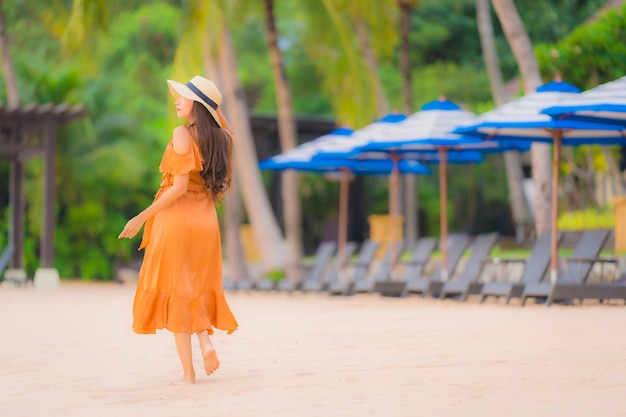 Portrait belle jeune femme asiatique sourire heureux se détendre sur la mer