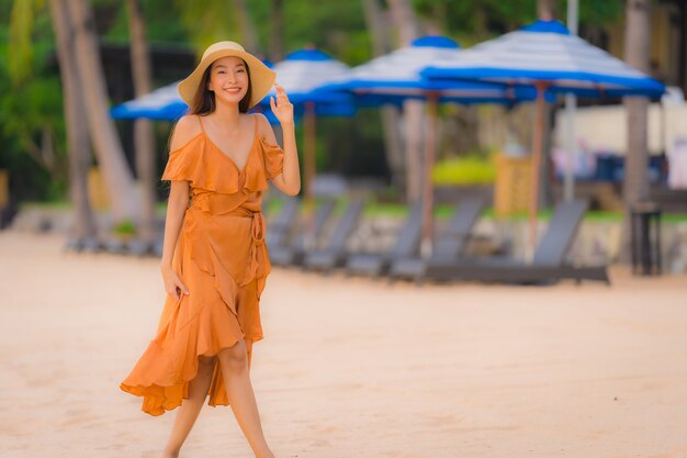 Portrait belle jeune femme asiatique sourire heureux se détendre sur la mer