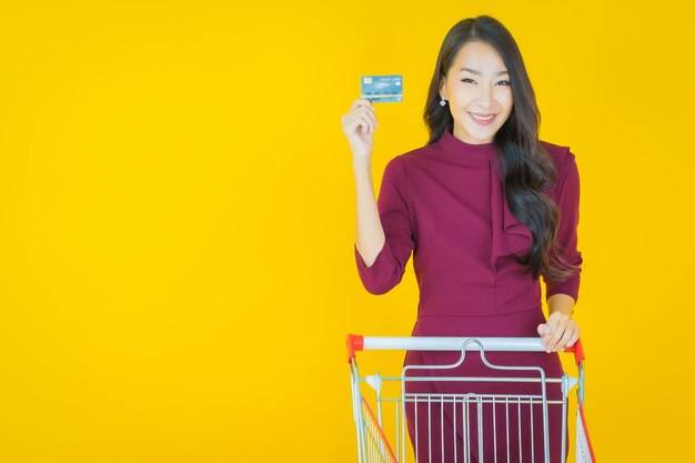 Portrait Belle Jeune Femme Asiatique Sourire Avec Panier D'épicerie Du Supermarché Sur Jaune