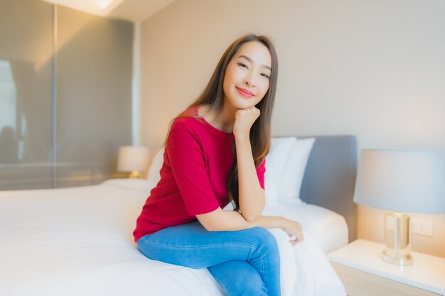 Portrait belle jeune femme asiatique sourire se détendre sur le lit