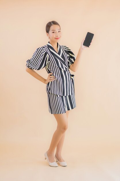 Portrait belle jeune femme asiatique avec téléphone mobile intelligent
