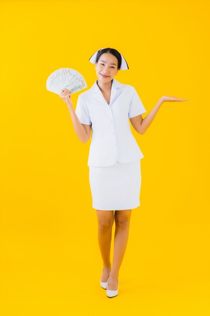 Portrait belle jeune femme asiatique thai infirmière avec beaucoup d'argent et d'argent