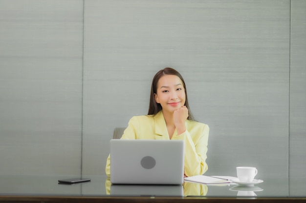 Portrait Belle Jeune Femme Asiatique Utiliser Un Ordinateur Portable Avec Un Téléphone Mobile Intelligent Sur La Table De Travail à L'intérieur De La Salle