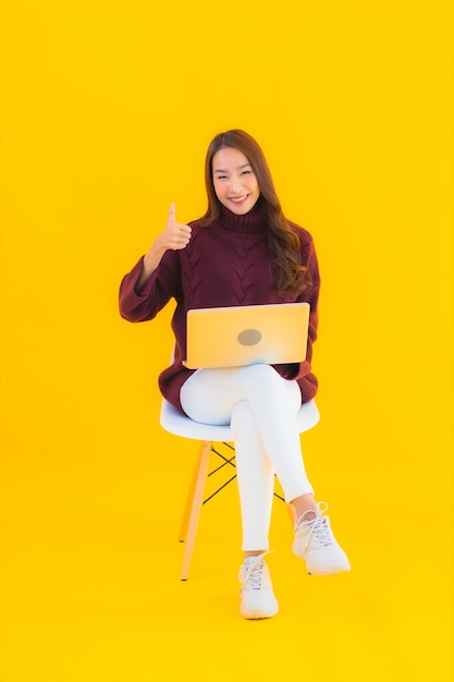 Portrait belle jeune femme asiatique utiliser ordinateur portable