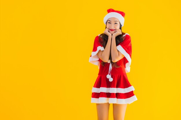 Portrait belle jeune femme asiatique vêtements de Noël et chapeau sourire heureux