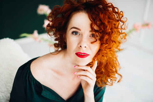 Portrait d&#39;une belle jeune femme aux cheveux roux