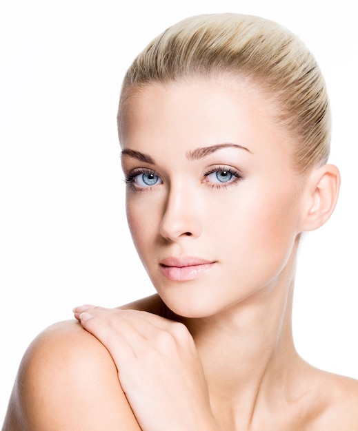 Portrait De La Belle Jeune Femme Blonde Avec Un Visage Propre - Isolé Sur Blanc