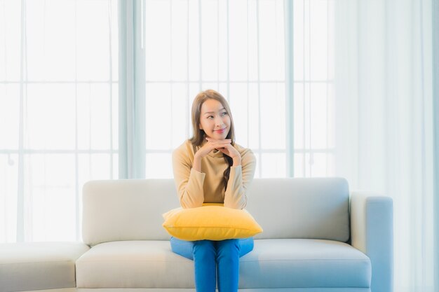 Portrait de la belle jeune femme sur le canapé dans le salon