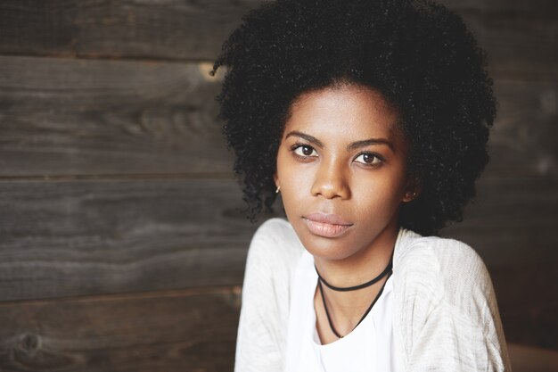 Portrait de la belle jeune femme avec une coiffure afro