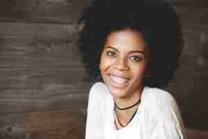 Photo gratuite portrait de la belle jeune femme avec une coiffure afro